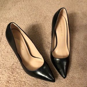 Basic Black Pumps
